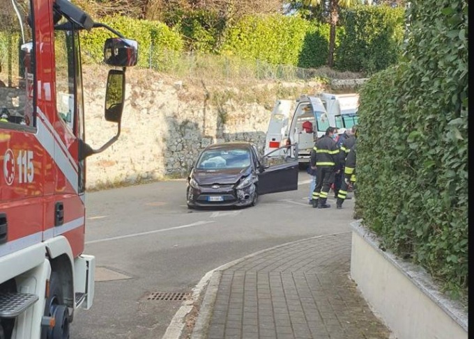 Malore alla guida, soccorso un automobilista a Lipomo