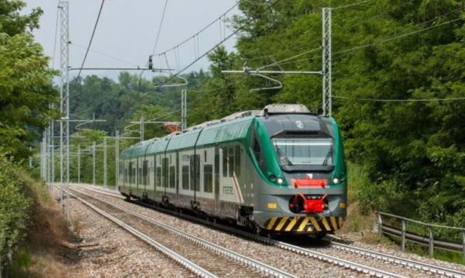 Prende a pugni un pendolare, poi lo rapina: arrestato mentre danneggia la vetrina di un negozio