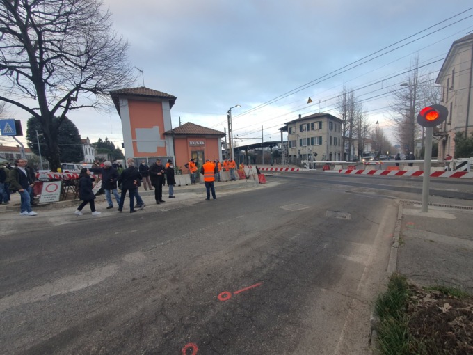 Le sbarre del passaggio a livello chiuse definitivamente