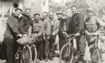 Monsignor Pirovano, Gino Bartali e i preti in bicicletta: chi conosce il "mistero" di questa foto?
