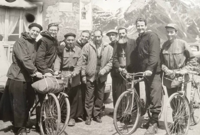 Monsignor Pirovano, Gino Bartali e i preti in bicicletta: chi conosce il “mistero” di questa foto?