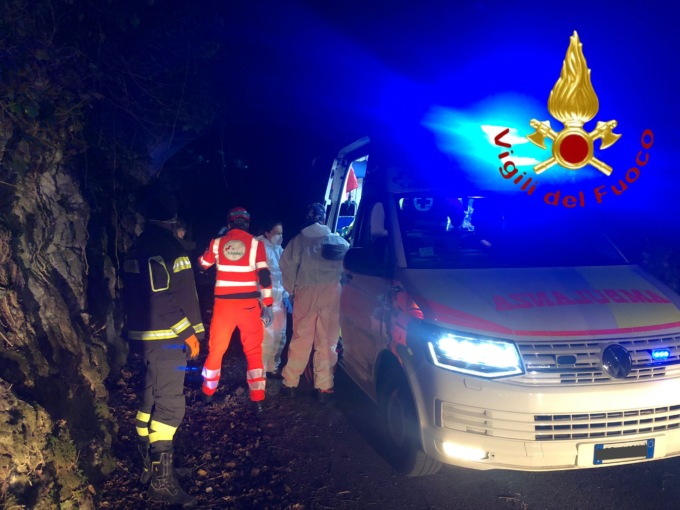 Cade da un ponticello, soccorso un giovane