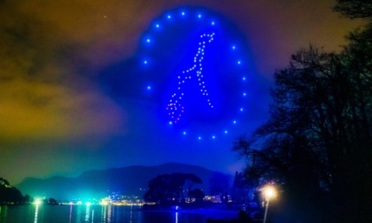 Spettacolo di luci: il meraviglioso "esperimento" dei 100 droni nei cieli del Lago di Como