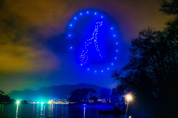 Spettacolo di luci: il meraviglioso “esperimento” dei 100 droni nei cieli del Lago di Como