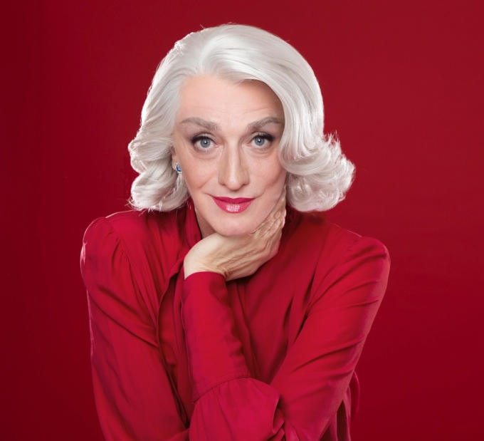 Dopo il successo a Sanremo, Drusilla Foer arriva al Teatro Sociale
