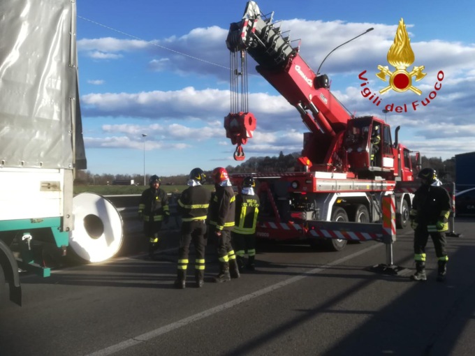 Como, camion perde una mega bobina di acciaio sulla strada