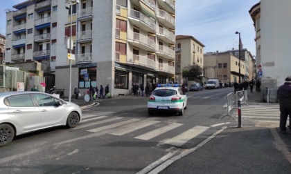 Perde il controllo dell'auto e finisce sul marciapiede: investita una donna a Cantù