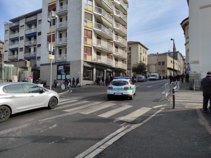 Perde il controllo dell’auto e finisce sul marciapiede: investita una donna a Cantù