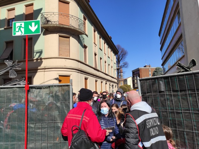 Carnevale di Cantù, caos agli ingressi: i biglietti sono finiti, infinite code