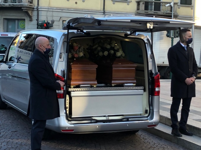 Folla commossa per l’addio a Gerardo Bottinelli e alla mamma