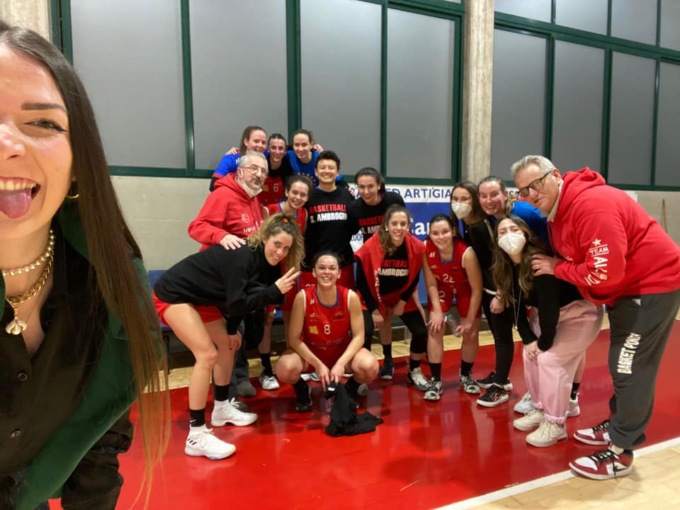 Basket femminile la Nonna Papera vince il derby con il Btf Cantù e torna in vetta al torneo