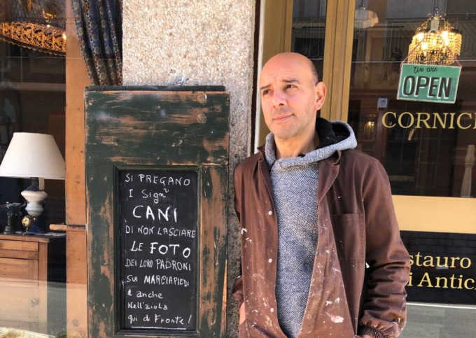 Protesta creativa contro la maleducazione di alcuni padroni di cani