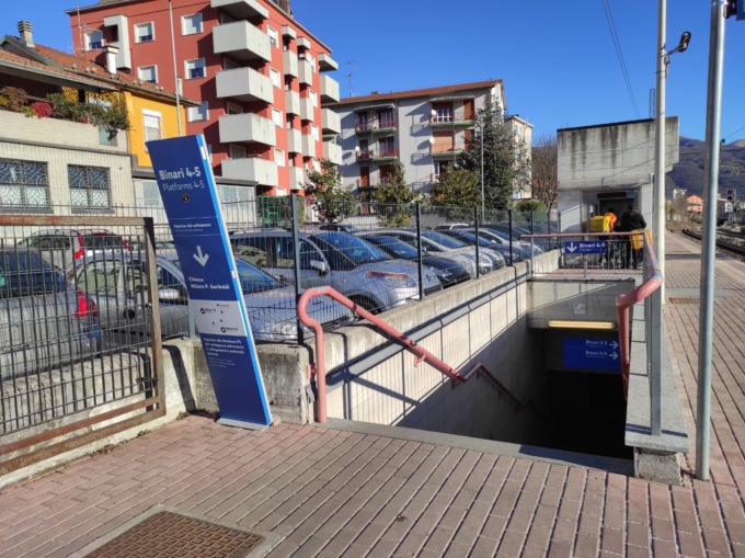 Rifiuti abbandonati, cartelli incomprensibili, bagni chiusi e niente ascensori: la lettera di fuoco di un utente sulla Stazione Unica di Camerlata
