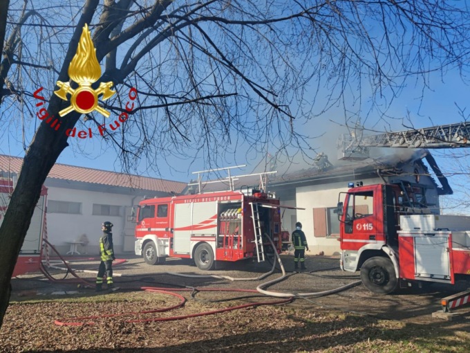 In fiamme il tetto di un’azienda agricola