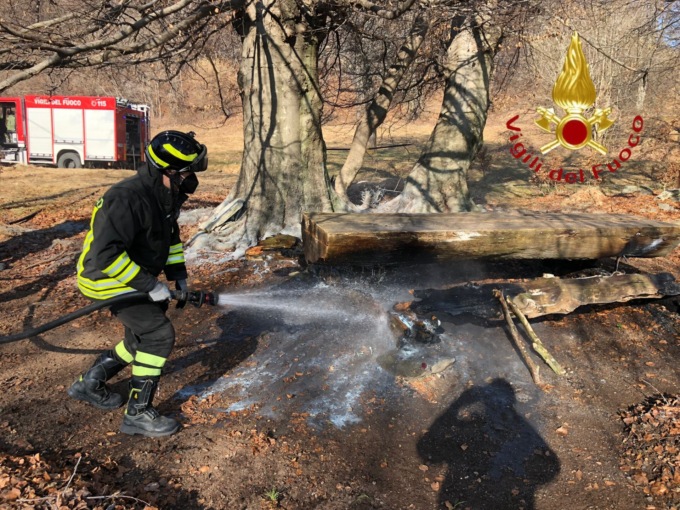 Centro Valle, in fiamme un tavolo dell’area pic nic: probabile l’incendio sia di natura dolosa