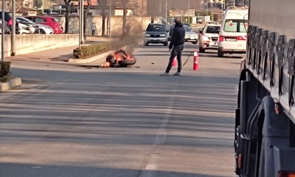 Orsenigo, incidente in via Don Paolo Berra: moto in fiamme