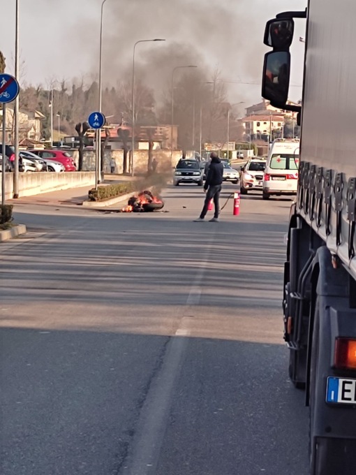 Orsenigo, incidente in via Don Paolo Berra: moto in fiamme