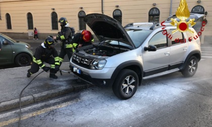 Principio d'incendio per un'auto in via Valleggio: intervengono i Vigili del Fuoco