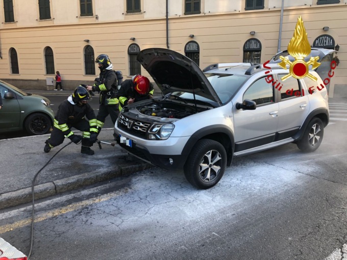 Principio d’incendio per un’auto in via Valleggio: intervengono i Vigili del Fuoco