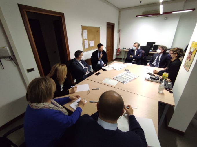 Tavola rotonda in redazione con il sottosegretario Molteni: reati in calo ma aumentano le rapine