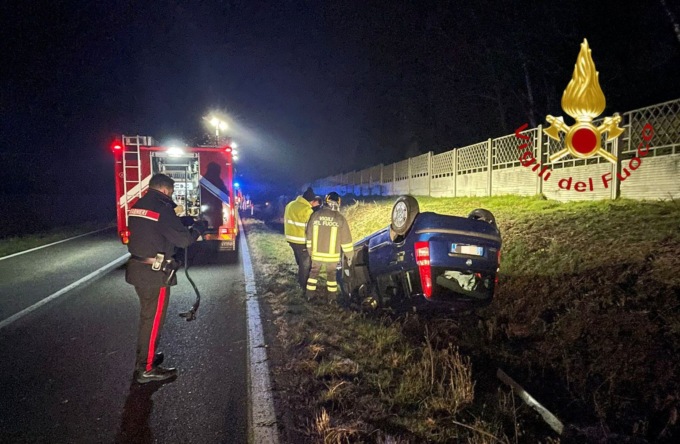 Un’auto in fiamme a Ponte Lambro e una ragazza finisce fuori strada a Cadorago SIRENE DI NOTTE