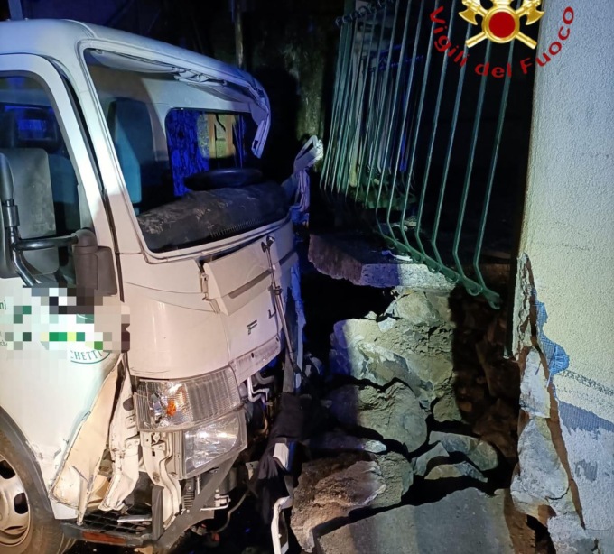 Rubano un furgone e fuggono dai carabinieri, poi si schiantano contro un muro: grave un uomo