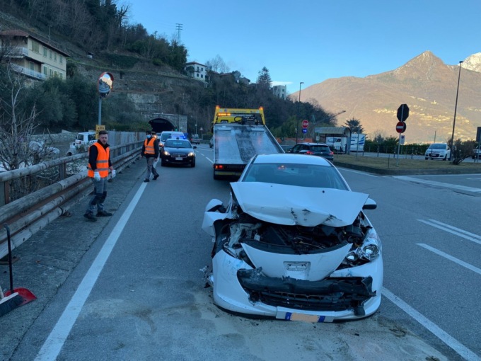 Tampona il bus con l’auto: 47enne trasportato in ospedale in elisoccorso