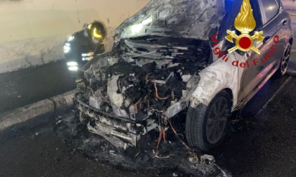 Incendio vettura a Erba: accertamenti in corso