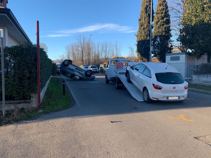 Scontro tra due auto in via Alfieri a Mariano, una si ribalta