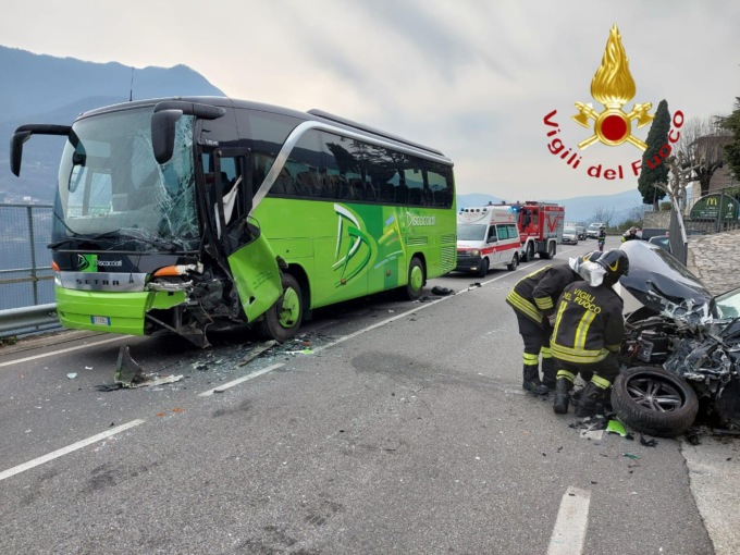 Incidente a Carate Urio: frontale tra auto e bus