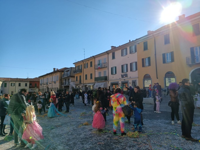Che spettacolo il Carnevale di Appiano Gentile: più di 500 partecipanti in piazza