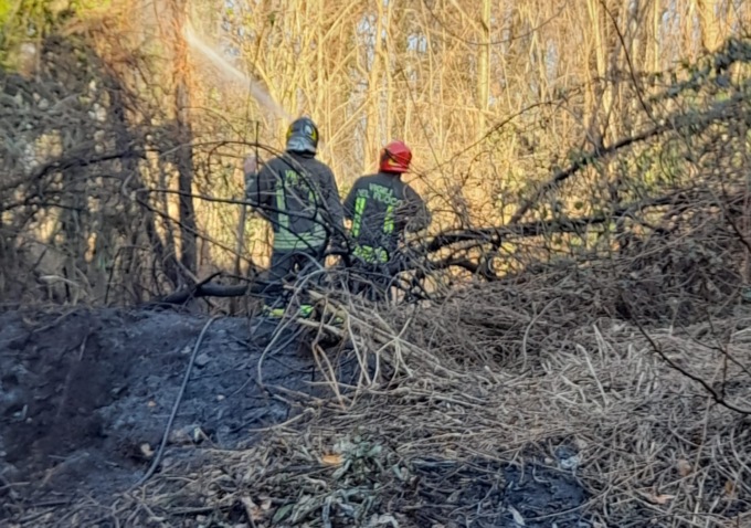 Incendio sterpaglie a Tavernerio: ferito un anziano