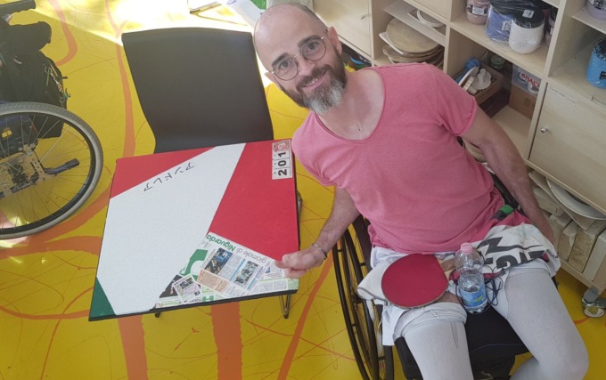 Andrea dipinge quadrotti per rendere migliore la degenza in ospedale