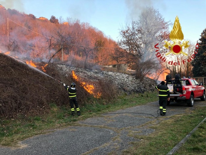 Giornata di interventi per i Vigili del fuoco: incendio anche a Camnago