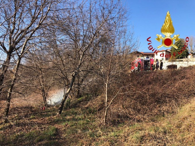 Sterpaglie in fiamme, pericolo scampato: immediato l’intervento dei Vigili del fuoco