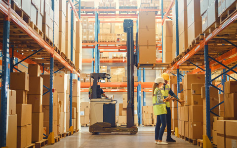 Movimentazione materiali: perché scegliere un carrello elevatore manuale professionale