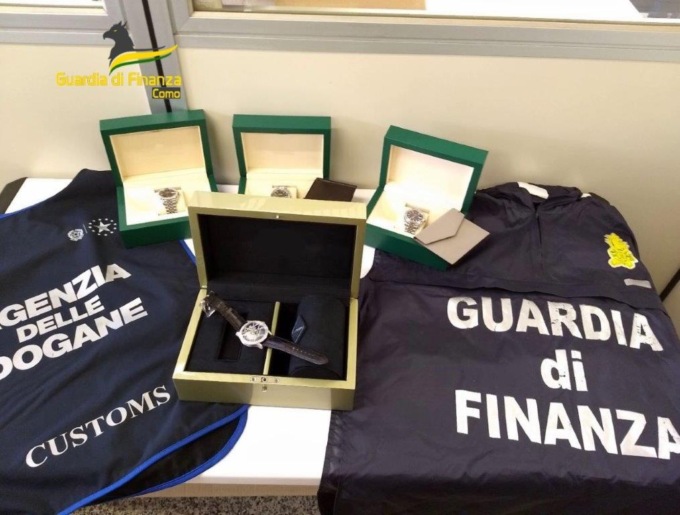 Traffico di valuta e orologi da 100mila euro intercettati al confine con la Svizzera