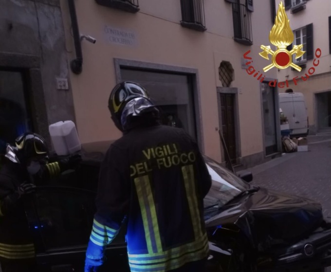 Auto si schianta contro una vetrina