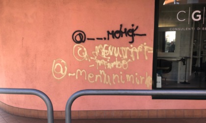 Raid dei vandali in centro a Olgiate Comasco