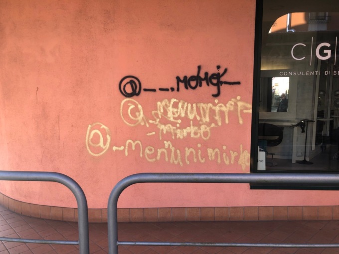 Raid dei vandali in centro a Olgiate Comasco