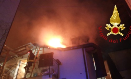 Incendio tetto a Mariano: arrivano quattro squadre dei Vigili del fuoco