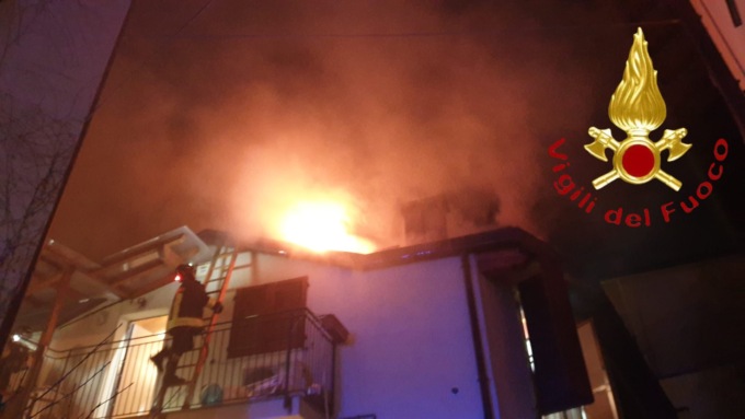 Incendio tetto a Mariano: arrivano quattro squadre dei Vigili del fuoco