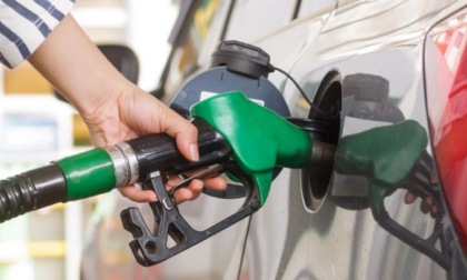Caro carburante, superata di nuovo la quota dei 2 euro: tutti i prezzi alla pompa nel Comasco