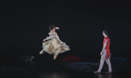 Il Nuovo Balletto di Toscana mette in scena una Cenerentola moderna, in sneakers dorate