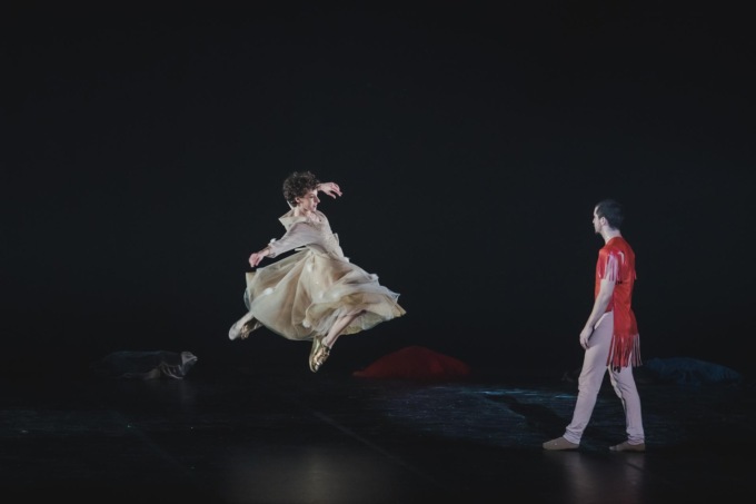 Il Nuovo Balletto di Toscana mette in scena una Cenerentola moderna, in sneakers dorate