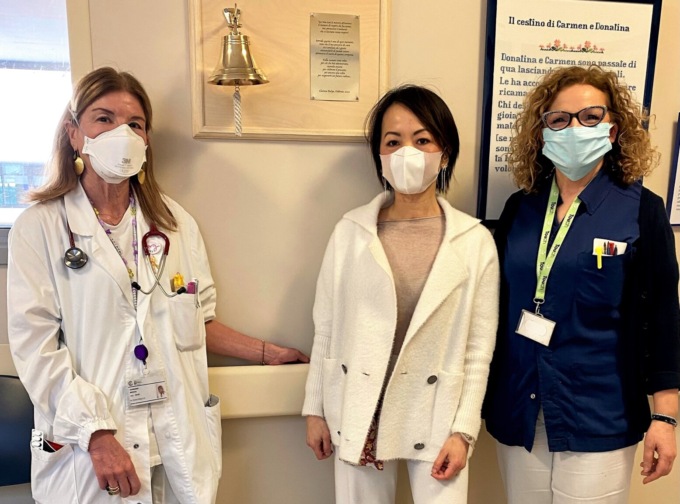 Guarita dalla neoplasia al colon, dona una campana al Sant’Anna: “Verrà suonata dai pazienti alla fine delle cure”