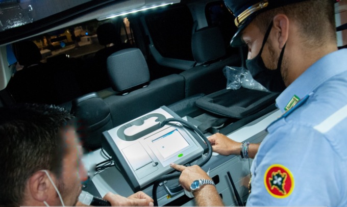 Neopatentato si schianta contro i paletti parapedonali: era positivo all’alcoltest