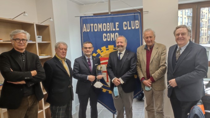 L’Automobile Club Como conferisce un riconoscimento al Questore