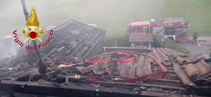 Rovello, in fiamme il tetto di una villetta: salvato un gatto