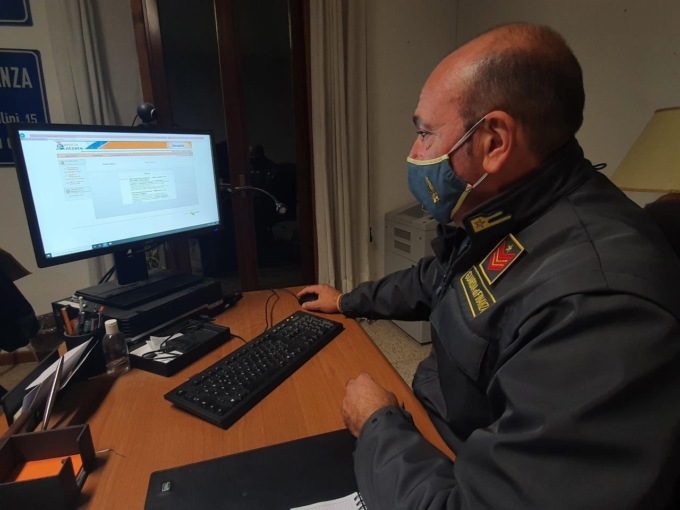 Beregazzo, vivono e lavorano in Italia ma l’azienda paga Fisco e contributi in Romania: la maxi frode